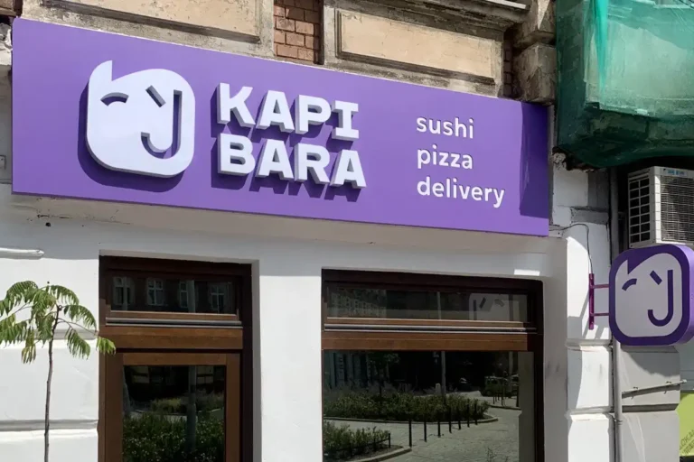 kaseton_reklamowy_z_literami_3D, kapibara_wroclaw, reklama_wroclaw, kasetony_reklamowe