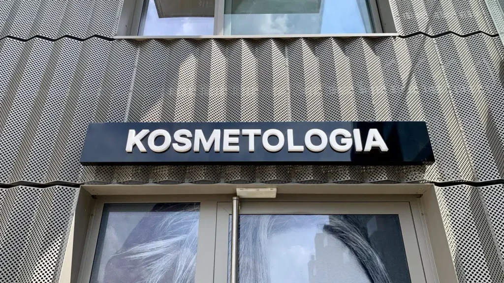 Kaseton z literami 3D we Wrocławiu, reklama zewnętrzna we Wrocławiu