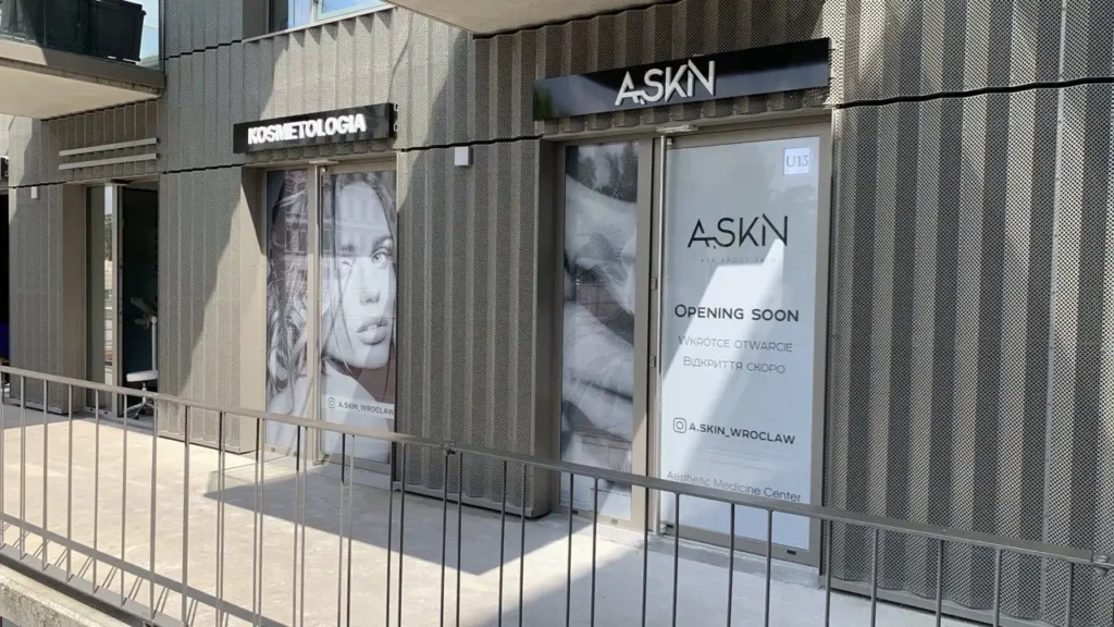 kaseton reklamowy z literami 3D we Wrocławiu, oklejanie witryn folią, druk na folii OMV