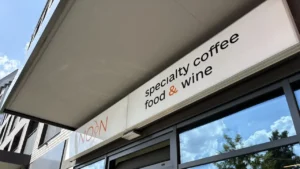 Kaseton reklamowy w ramie aluminiowej z podświetleniem LED i grafiką UV, montaż szyldów Wrocław