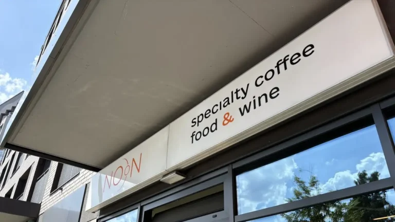 Kaseton reklamowy w ramie aluminiowej z podświetleniem LED i grafiką UV, montaż szyldów Wrocław