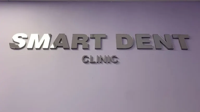 logotypy 3D montaż i wysyłka, logo PCV + plexi, logo z plexi srebro od producenta Wrocław