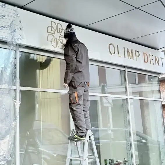 montaż_kasetonu_wroclaw, litery_ze_zlotej_plexi