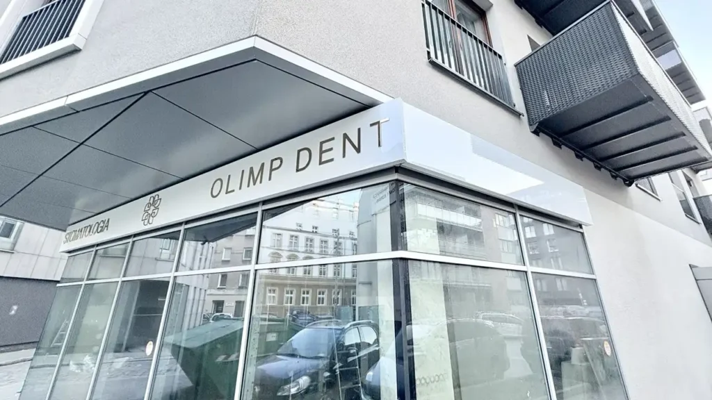 kaseton z efektem halo i złotymi literkami Wrocław, producent kasetonów Wrocław