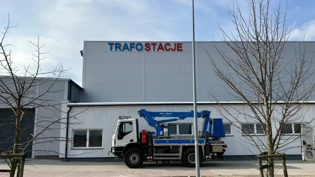 Trafostacja Nadolicy montaż Liter 3D hala, litery blokowe świetlne Wrocław