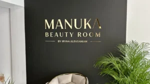 reklama 3D wizualna Fiszka logo z plexi złotej, reklama wewnętrzną we Wrocławiu