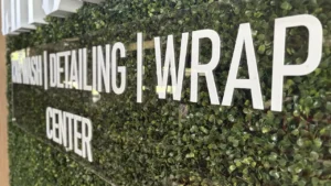 literki z plexi 3D cięcie laserowe Wrocław, reklama wewnetrzna wroclaw