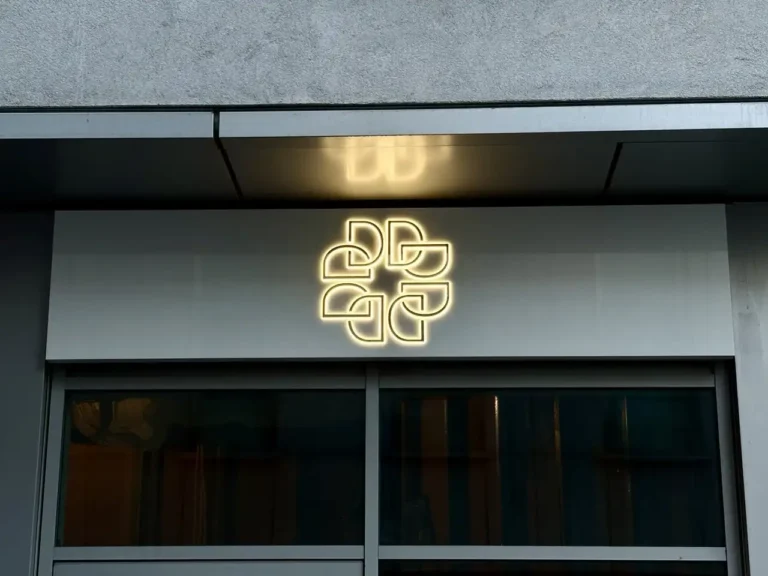 kaseton_reklamowy, kaseton_dibond, kaseton_podświetlany, kaseton_z_plexi, kaseton_halo, kaseton_wroclaw, reklama_zewnętrzna_wroclaw