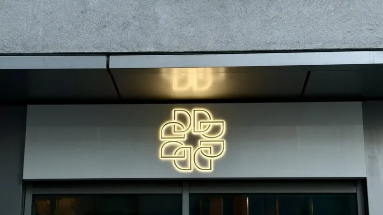 kaseton z dibonda efekt HALO producent reklam Wrocław, reklama świetlna led