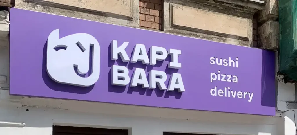 Litery Przestrzenne 3D Wrocław, kaseton reklamowy Kapibara reklama zewnętrzna 3 D Wrocław