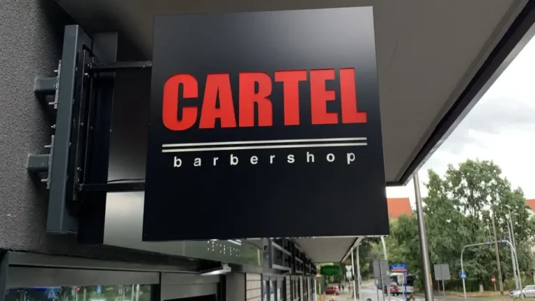 Semafor reklamowy dwustronny montowany bocznie do elewacji budynku