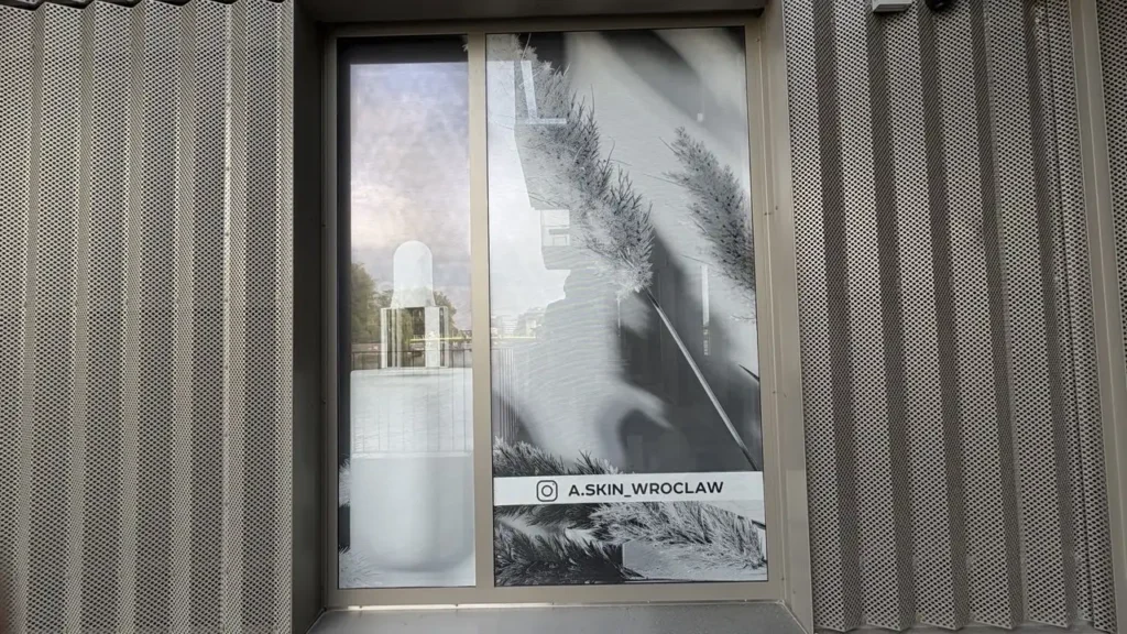 oklejanie_witryn, folia_cięta, druk_grafiki, naklejki_na_szyby, wroclaw_reklama_zewnętrzna, druk_folia_omw