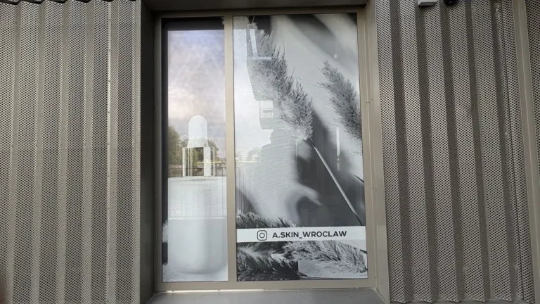 Druk na folii omw, oklejanie witryn we wroclawiu, reklama zewnętrzna Wrocław,