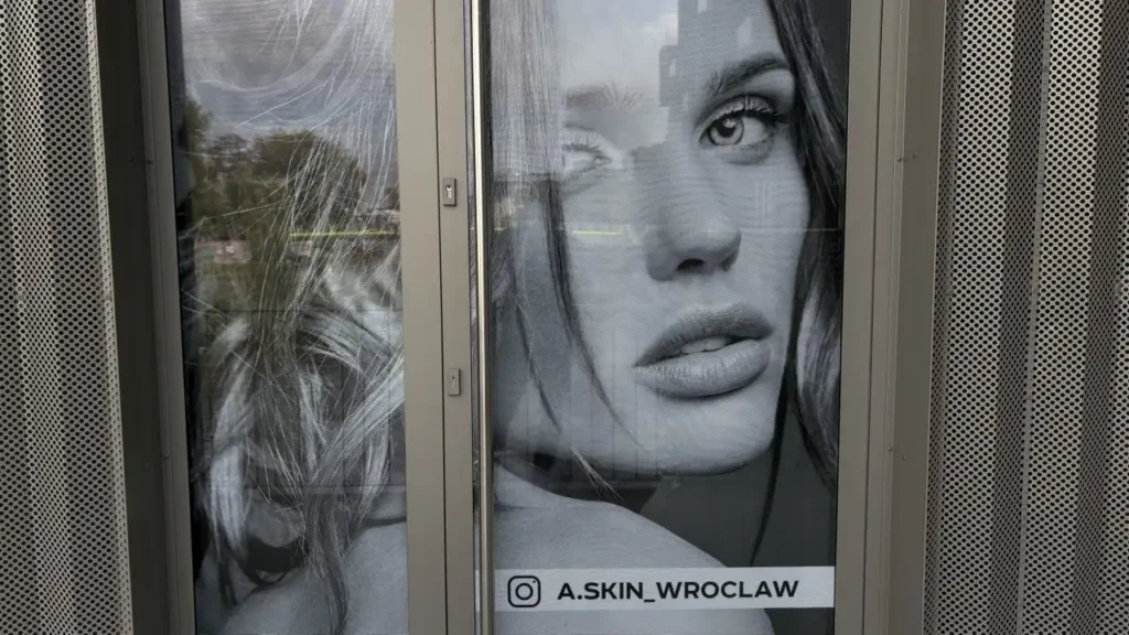 oklejanie_witryn, folia_cięta, druk_grafiki, naklejki_na_szyby, wroclaw_reklama_zewnętrzna, druk_folia_omw