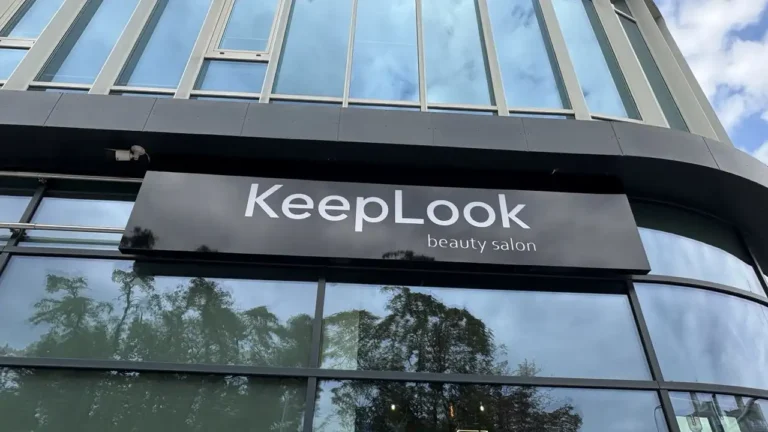 Jak wybrać najlepszy kaseton reklamowy dla swojej branży