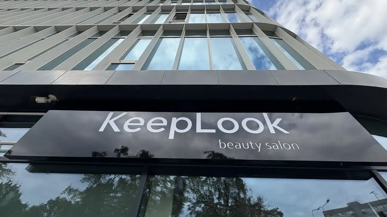 Elegancki kaseton z dibondu frezowany, kasetony reklamowe Wrocław, reklama zewnętrzna Wrocław