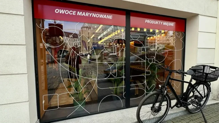 naklejki na szybę , oznakowanie sklepu Poznań, oklejanie witryn Poznań