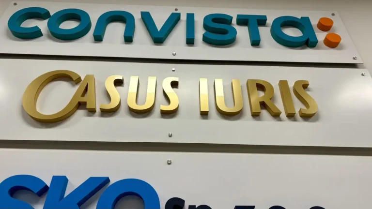 Tablica firmowa, oznakowanie firmy, Logo ze styroduru we Wrocławiu, Przestrzenne logo ze styroduru malowane na niebiesko w biurze.