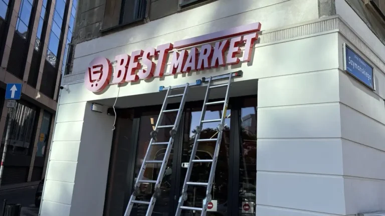 Napis świecący 3D Best Market Poznań, montaż reklamy Poznań, Litery przestrzenne 3D