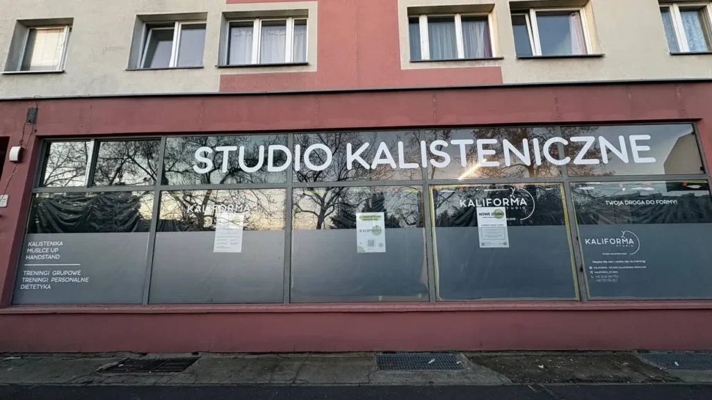 oklejanie witryny we Wrocławiu Kalistoma studio, folia matowa