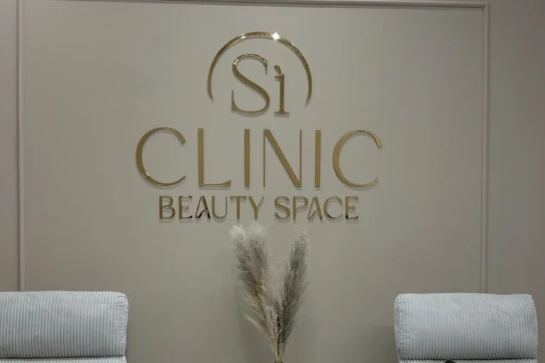 logo na ścianę z plexi złotej we Wroclawiu