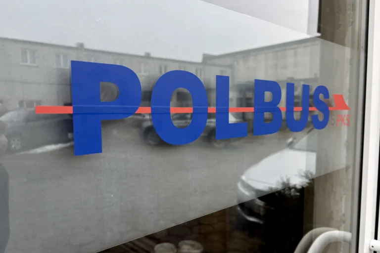 oklejanie witryn reklamą we Wrocławiu, folia cięta napisy na szkle