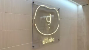 Neon led na plexi przezroczystej reklama wewnętrzna wrocław