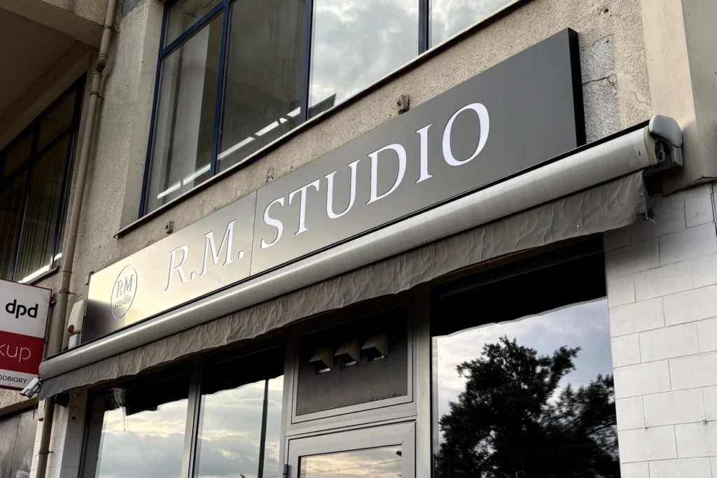 rm_studio_kaseton_reklamowy_montaz_wroclaw
