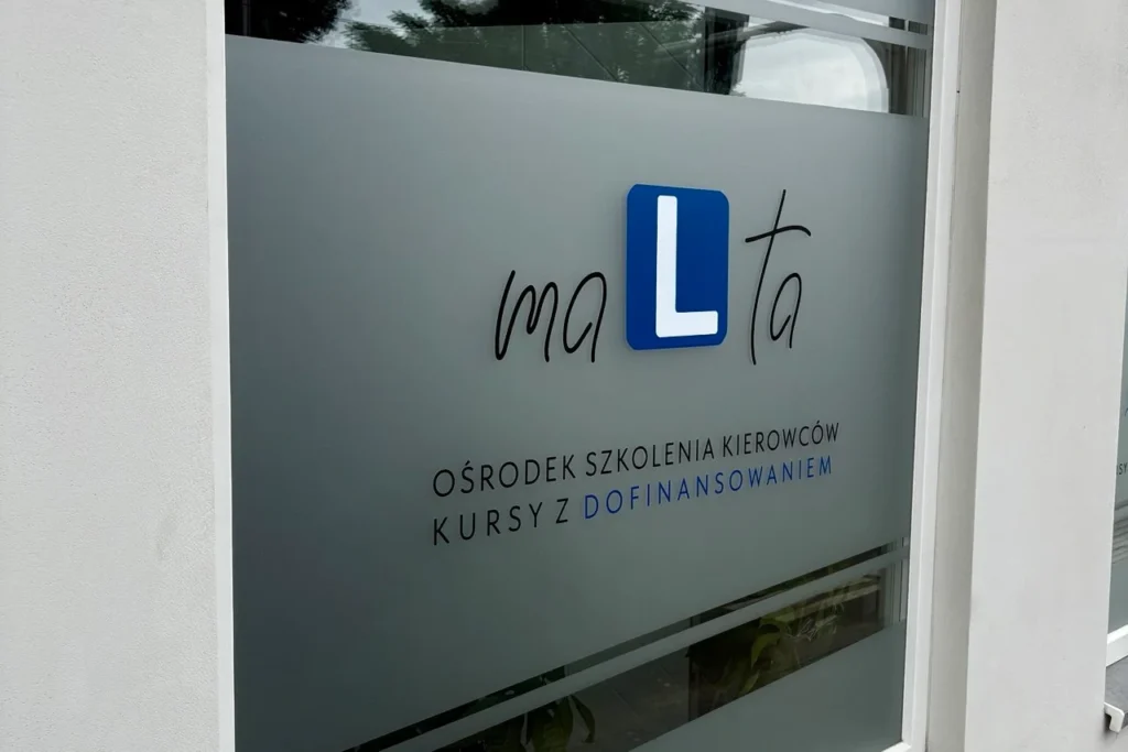 naklejki_na_okna_ciecie_folii